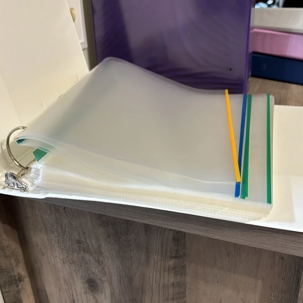 PRE OWNED 6 VARIOUS SIZES OF BINDERS WITH 70 SHEET PROTECTORS